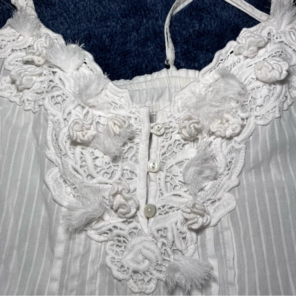 Abercrombie & Fitch White Top with Blue Trim Label Detail - Picture 2 of 8